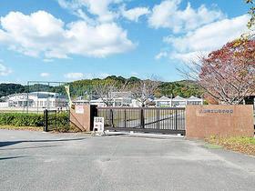 Primary school. Hisayama Municipal Yamada to elementary school 729m