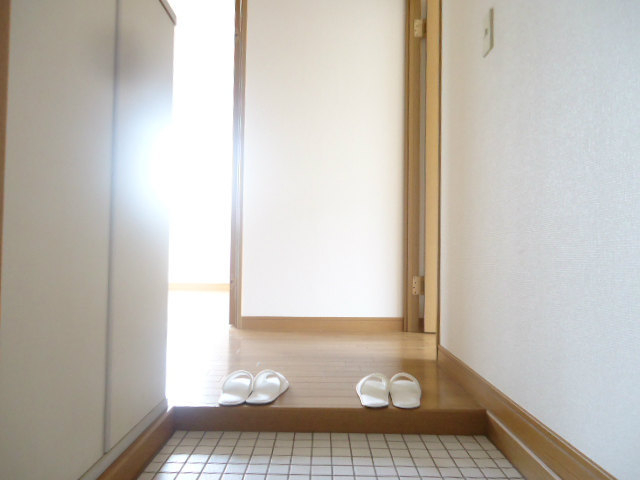 Entrance. Since the front wall, In is not visible in the room.