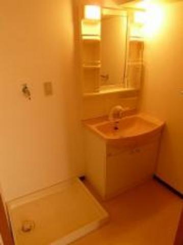 Other room space. Spacious washbasin