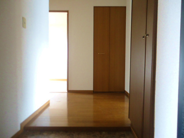 Other room space. Entrance is spacious