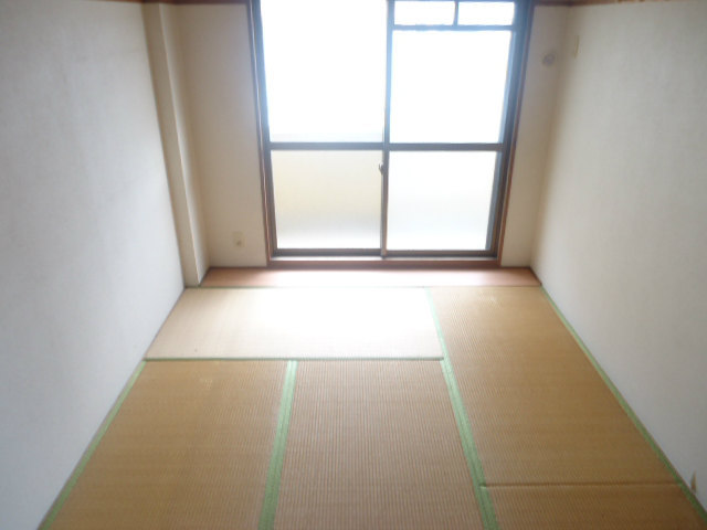 Living and room. 6 Pledge is a Japanese-style room