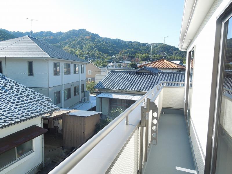 Balcony. This time have a balcony in two places (^_^) / ~ The one place the futon!  And the other one place you can distinguish happy with your laundry (^_^) / ~