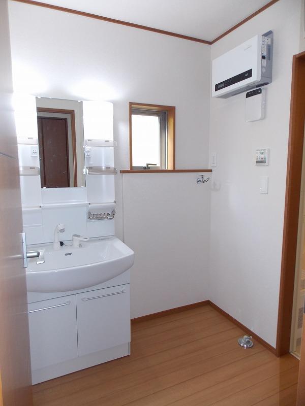 Wash basin, toilet. Washroom is bright with a window, It will also be relaxed moisture from further bath (^_^) /