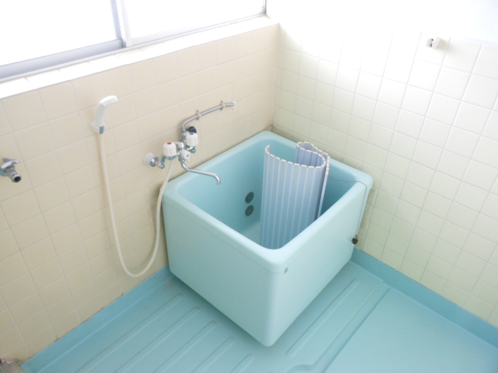 Bath. Please Shippori immersed in the bathtub with a smallish bathtub. 