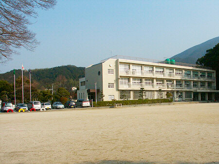 Primary school. Sasaguri up to elementary school (elementary school) 1300m