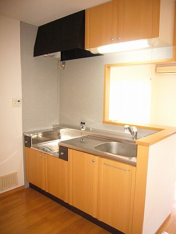 Living and room. It is a popular counter kitchen. 
