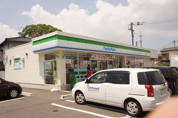 Convenience store. FamilyMart tighten the central store up (convenience store) 619m