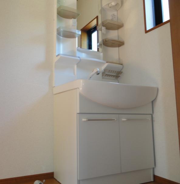 Wash basin, toilet. The photograph is the same type