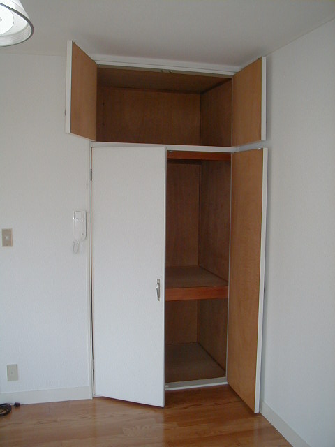 Living and room. Housed with upper closet. Inverted type