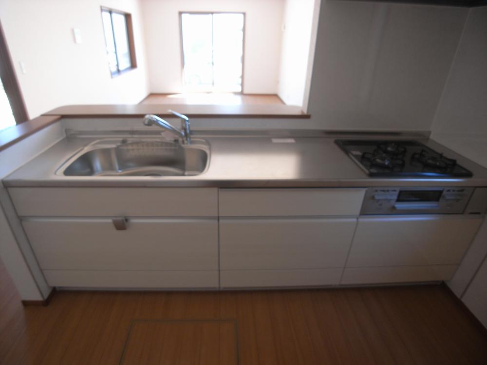 Kitchen.  [The photograph is a property of the same manufacturer and construction] System kitchen. It discusses underfloor storage, It is also useful as a storage location of preserved food.