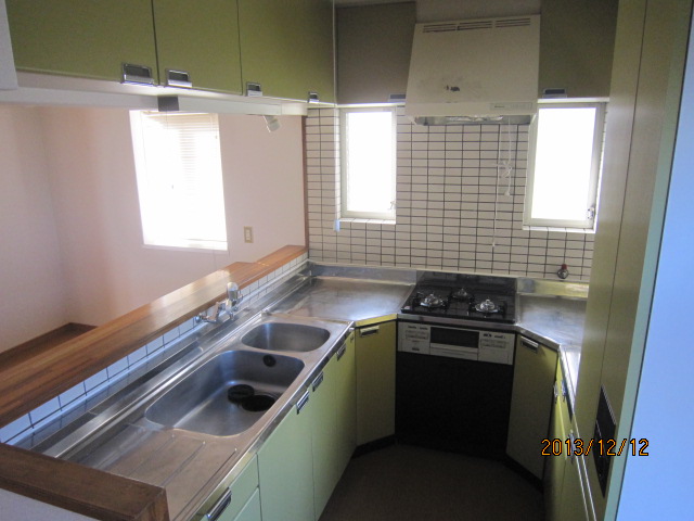 Kitchen. Dish dryer ・ 3-neck with stove.