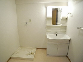 Washroom. Large dressing room and shampoo dresser ☆ 