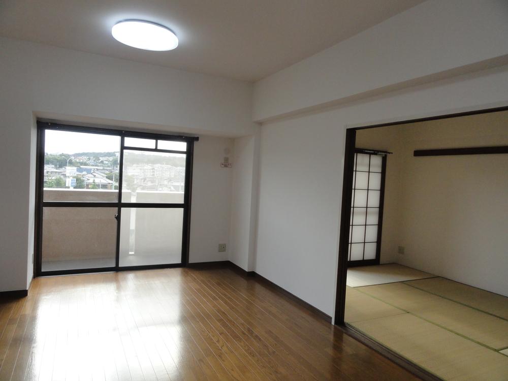 Living. Produce a spacious space LDK and the Japanese-style room has connected