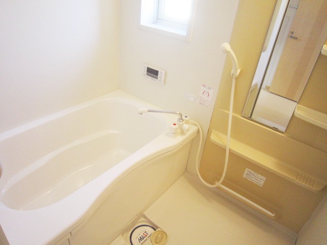 Bath. Spread of bathtub. Ventilation is also easy to bright bathroom with a window.
