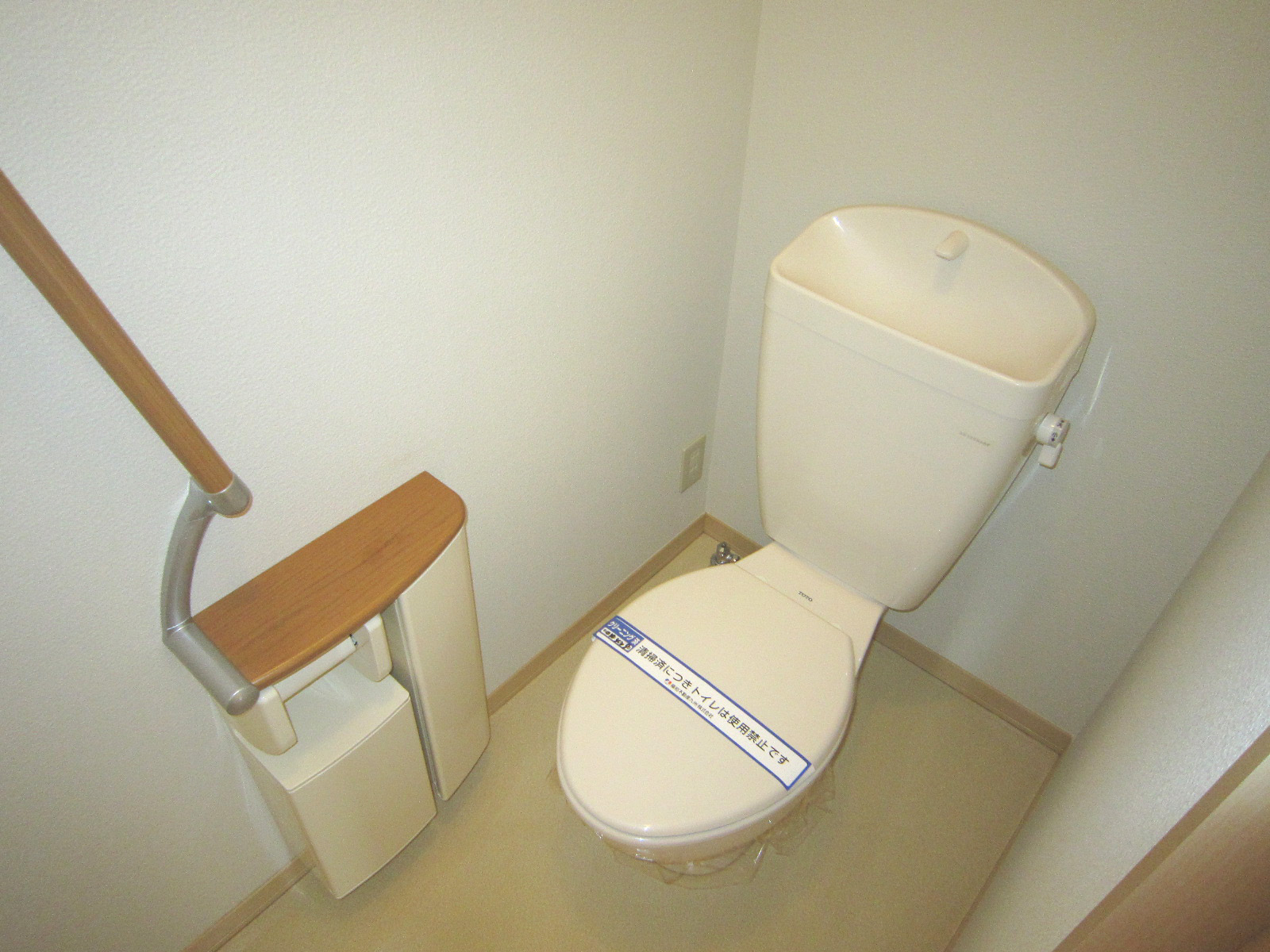 Toilet. handrail ・ Also comfort to the toilet with a shelf.