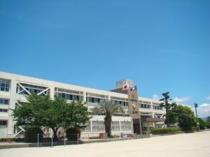 Primary school. 1565m until Shime stand tighten the central elementary school (elementary school)