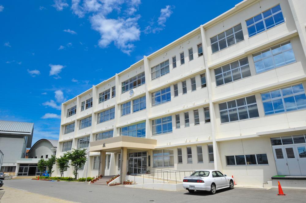 Junior high school. Shingu 360m until junior high school