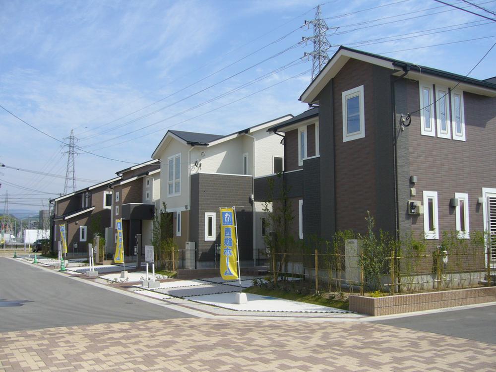 Local appearance photo. Unified streetscape is attractive (May 2013 shooting)