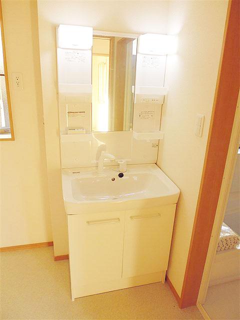 Wash basin, toilet. Washbasin with shower