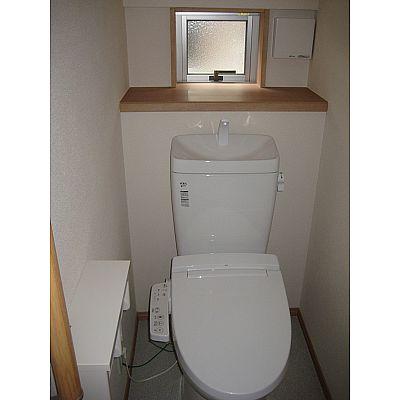 Toilet. Small window with which it can ensure ventilation and per yang!
