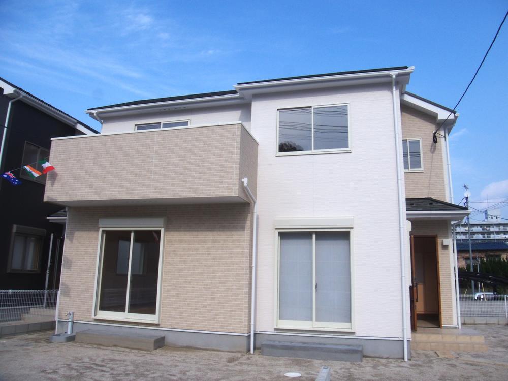 Local photos, including front road. Local appearance photo