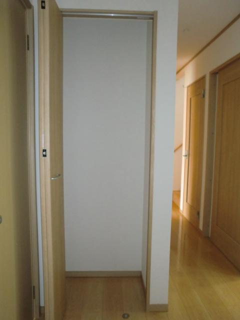 Receipt. It is convenient there is housed in the hallway.