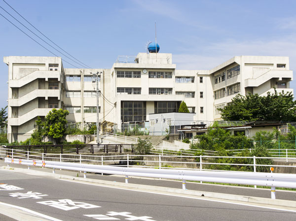 Surrounding environment. Shingu junior high school (a 5-minute walk / About 360m)