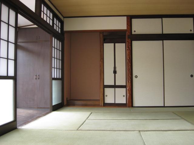Non-living room. Japanese-style room on the first floor, It has established one by one room on the second floor. Beautiful has been renovation. 