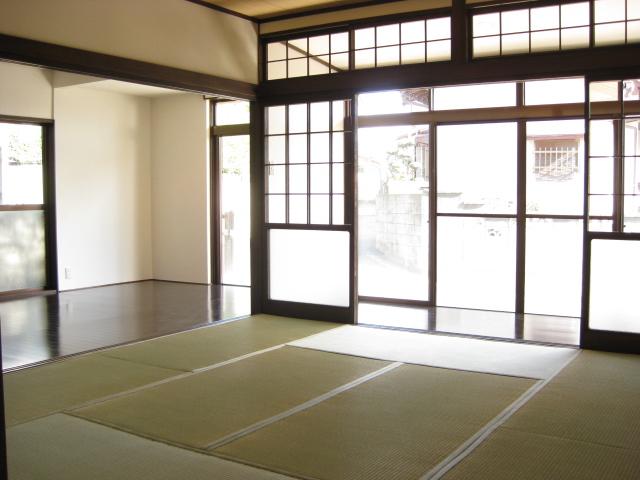 Non-living room. While calm atmosphere, Well bright Japanese-style hit yang. 