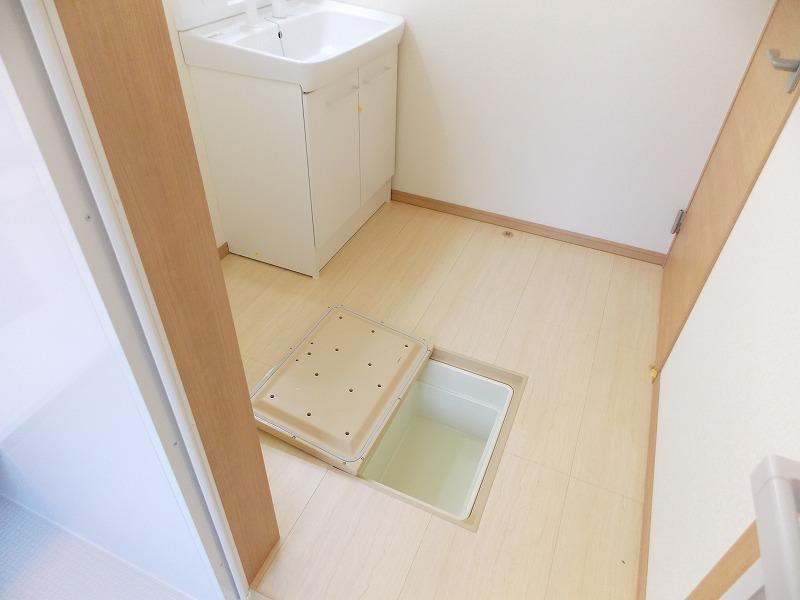 Wash basin, toilet. Underfloor Storage is located in the kitchen and washroom Because the property is less certain quite two locations, I There is a scarcity value (^_^) /