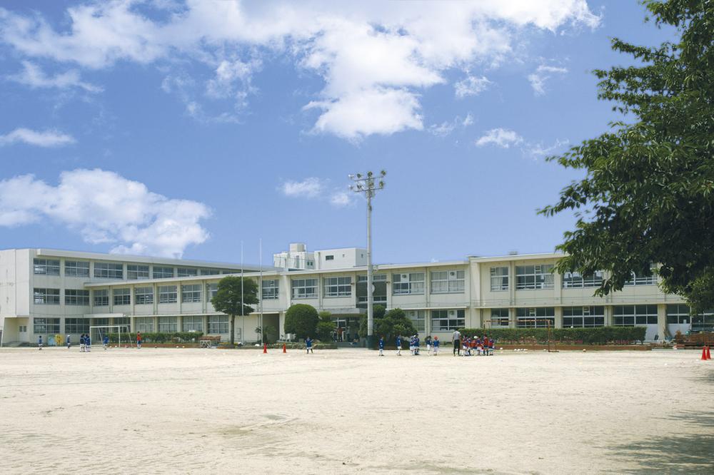 Primary school. Shingu to elementary school 320m