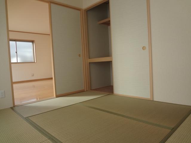 Non-living room. Living next to Japanese-style two-sided lighting. You can also relax in your.