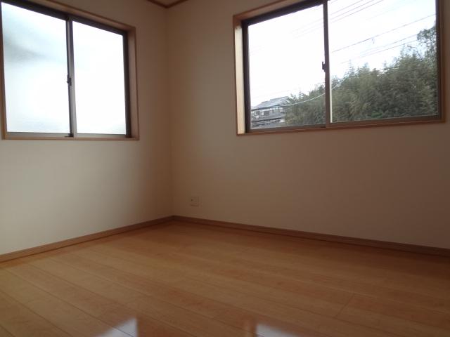 Non-living room. Since a large garden is located at the front, Light is not blocked!