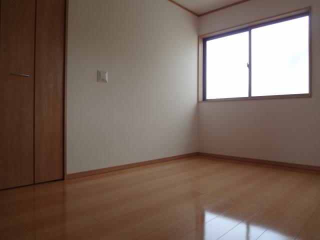 Non-living room. Since there is housed in the whole room, You can use a wide room.