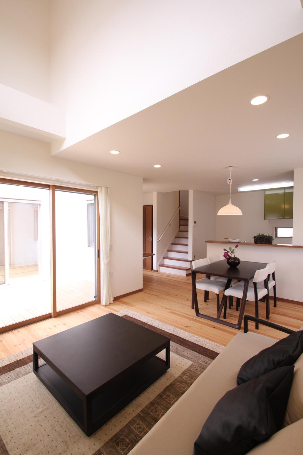 Living. A large atrium provided in the LDK the warmth of the wood is felt, Directing the open space. Also, Families of the communique - a tion conscious, It has adopted a living-in stairs.