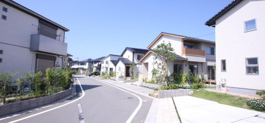 Local appearance photo. The beautiful outside structure or a car space and total planning, It has become a cityscape with a sense of openness.
