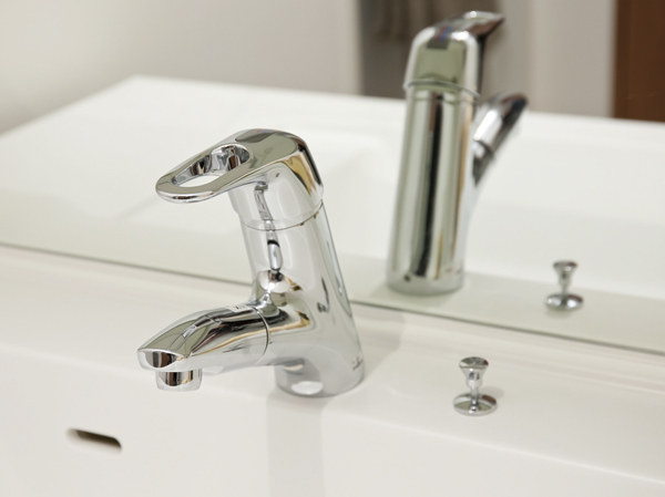 Bathing-wash room.  [Single lever faucet] Since the pull out faucet part, Such as the cleaning of shampoo and water is hard-to-reach part of in the wash basin, We respond to the variety of life needs.