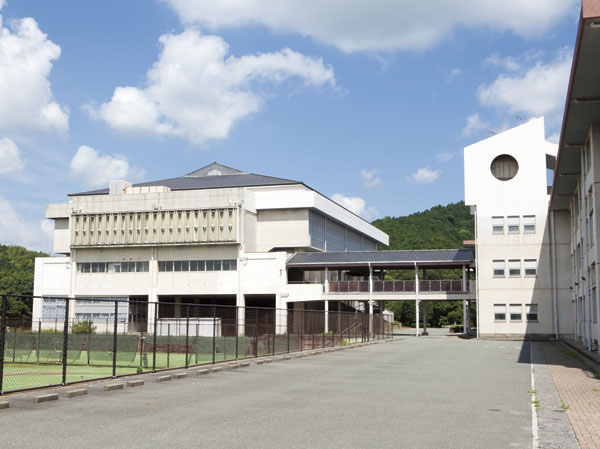 Surrounding environment. Suehigashi junior high school (24 minutes walk / About 1850m)