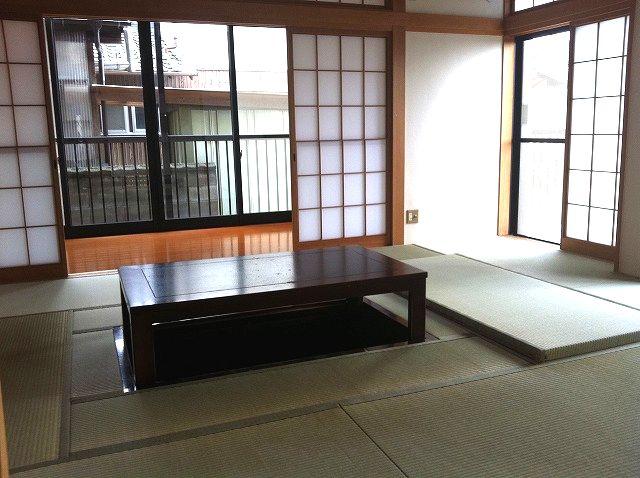 Non-living room. Japanese-style room with a digging your stand