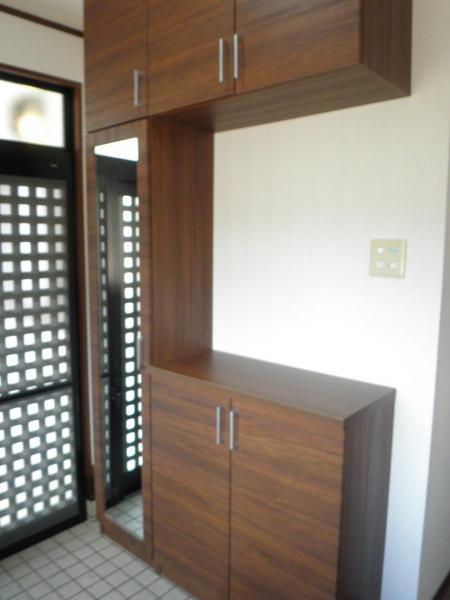Other introspection. It is safe even large family like with plenty of storage shoes BOX.