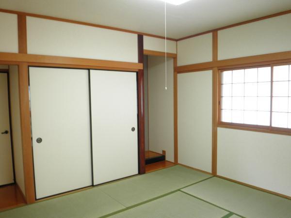 Non-living room. Sliding door ・ Sliding door ・ wall ・ Re-covered ceiling Cross ・ Tatami mat is already sorting.