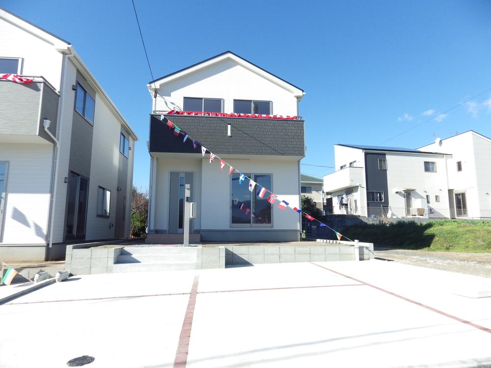 Local photos, including front road. Three parking possible, including minicars!