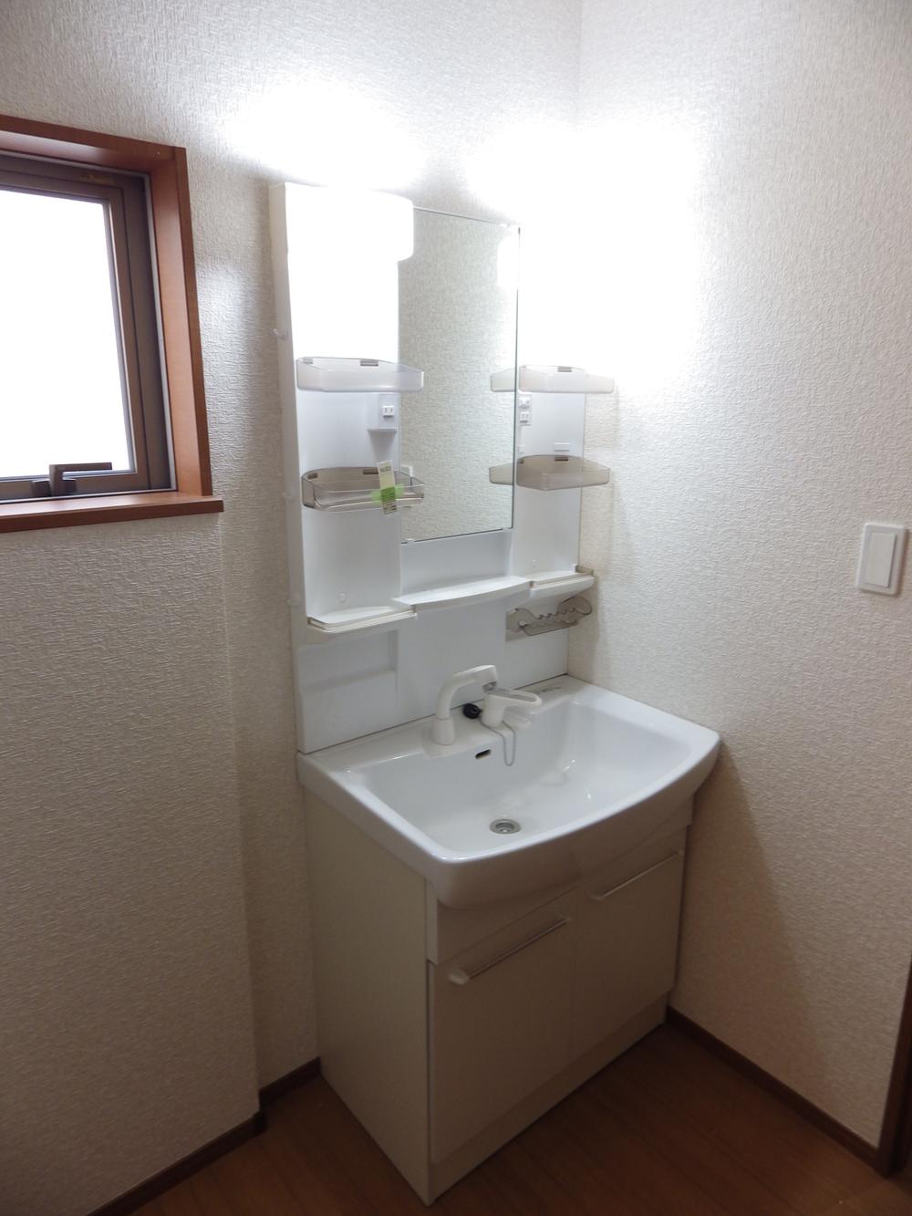 Wash basin, toilet. Shampoo dresser with vanity