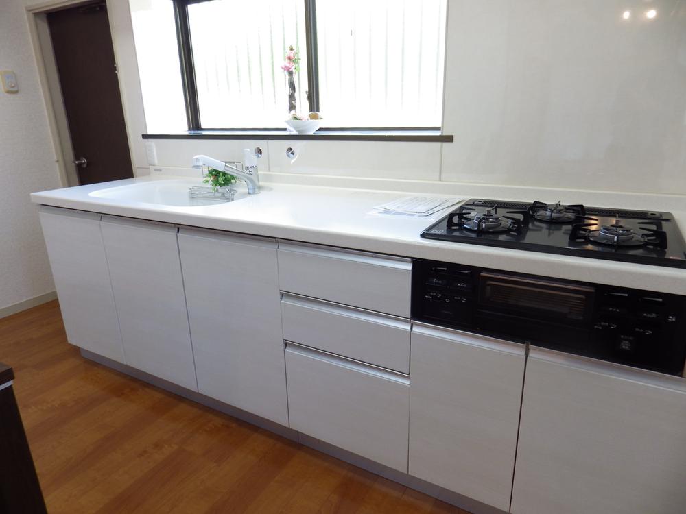 Kitchen. As based on white, It was easy-to-use kitchen.