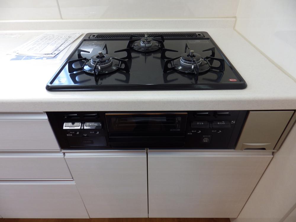 Kitchen. System is a gas stove with a 3-neck in the kitchen.