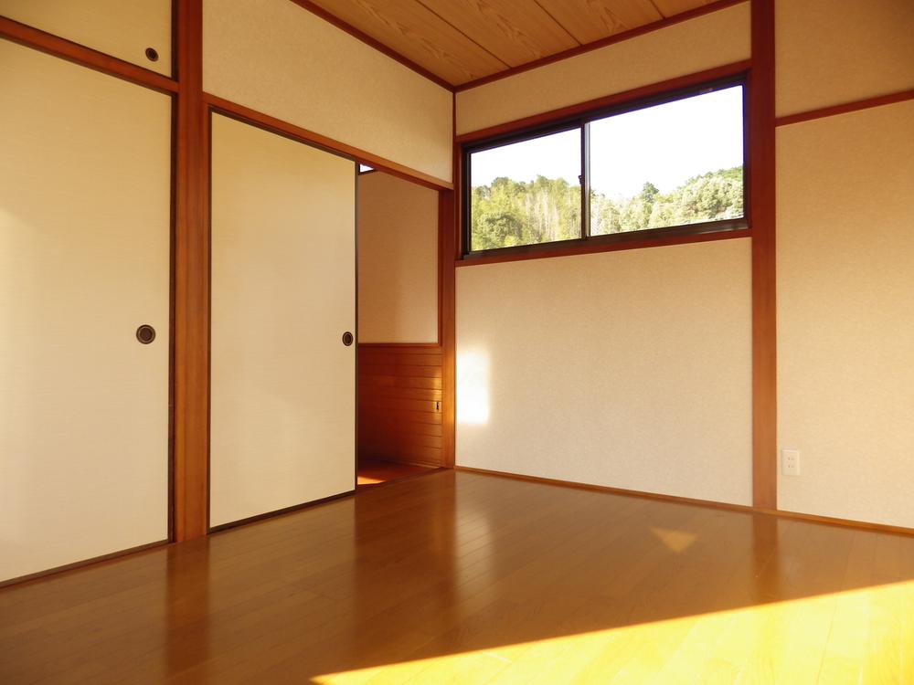 Non-living room. 2F Western-style is, Sunlight is also very bright rooms containing.