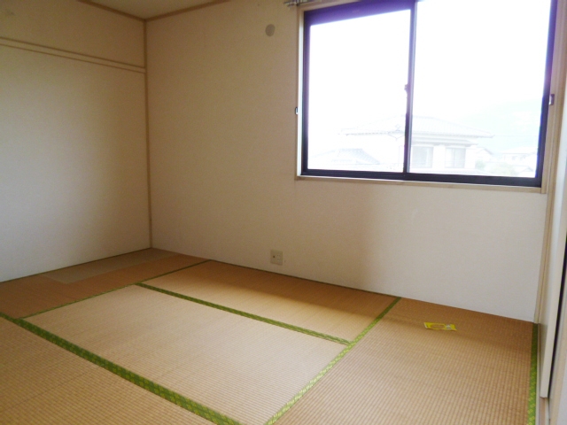 Other room space. There is a window in Japanese-style room!  ※ Tatami will Omotegae before you move.