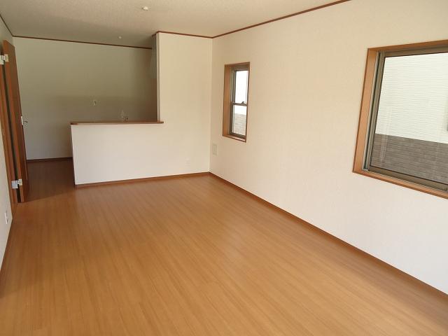 Same specifications photos (living). Living spacious 19.5 Pledge, Facing south! (Same specifications photo)