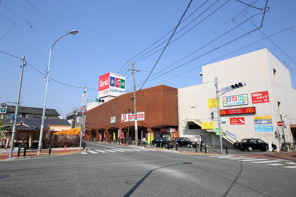 Supermarket. Nishitetsu 800m until the store (Umi store)