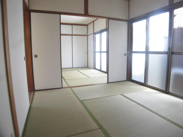 Living and room. Wide ~ It has continued Japanese-style room! 